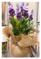 Интерьерная композиция из искусственных цветов Лаванда в вазе из джута оптом.